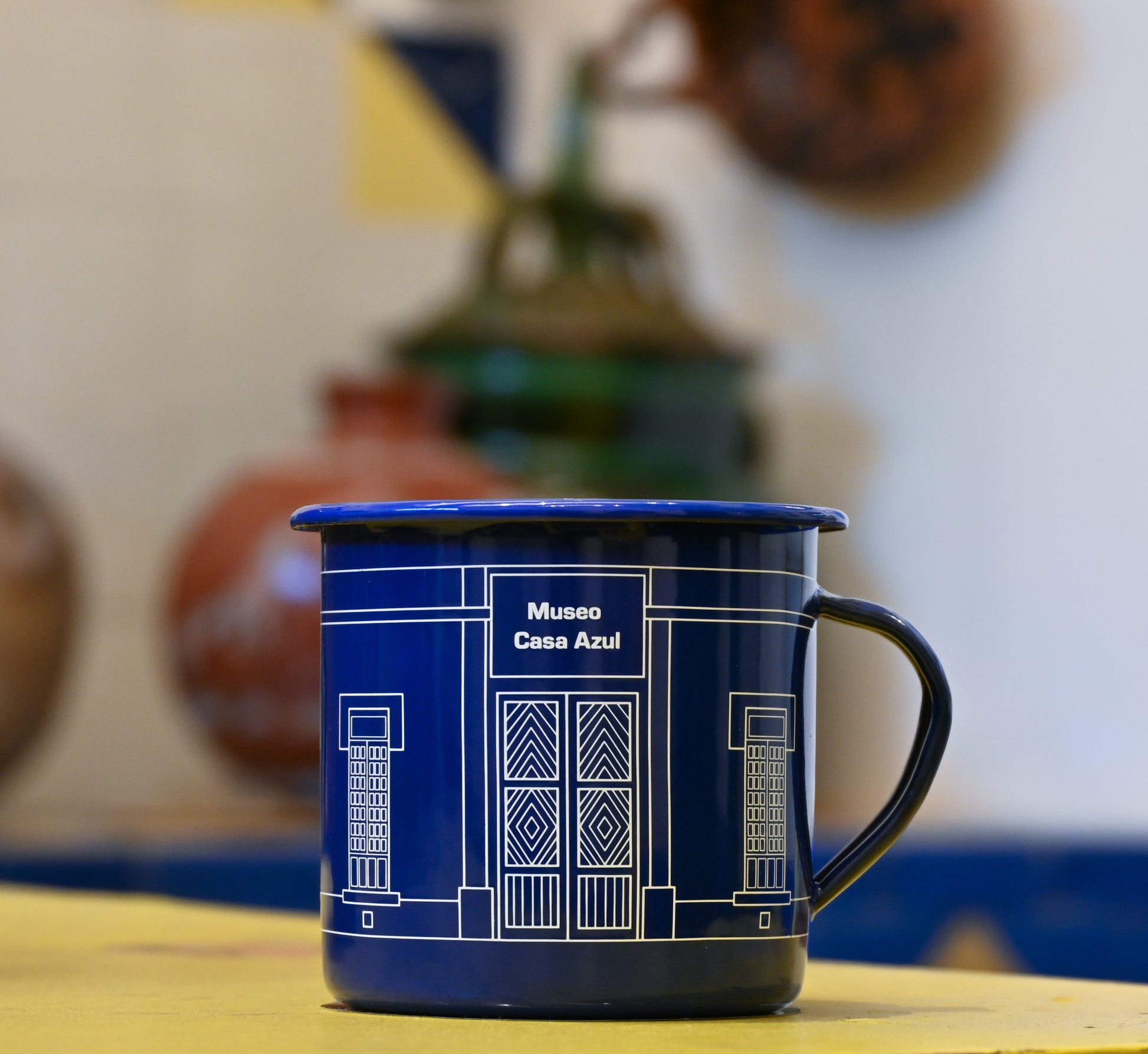 Taza de peltre con diseño inspirado en la fachada del Museo Frida Kahlo "Casa Azul"