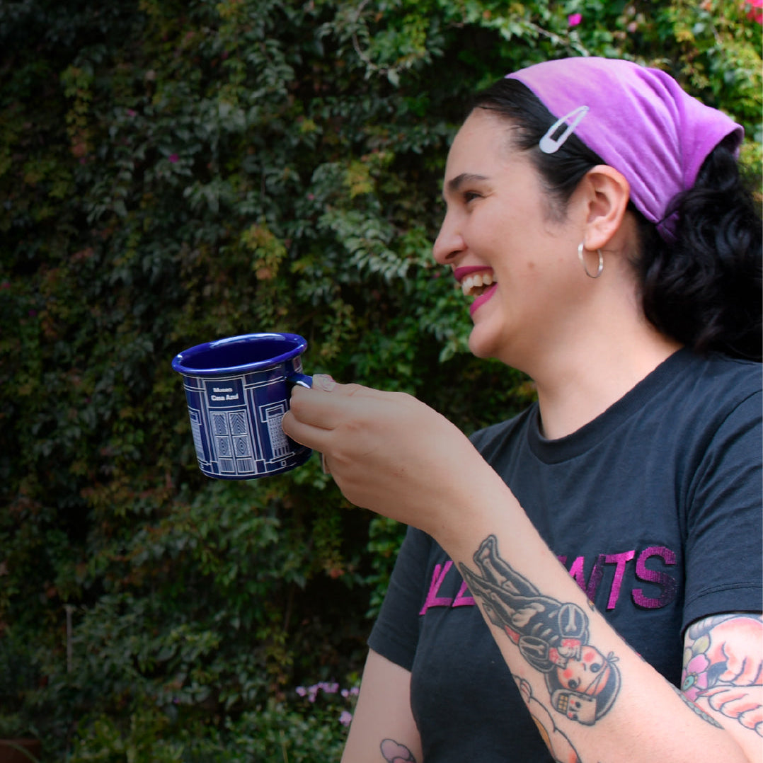 Taza de peltre con diseño inspirado en la fachada del Museo Frida Kahlo "Casa Azul"