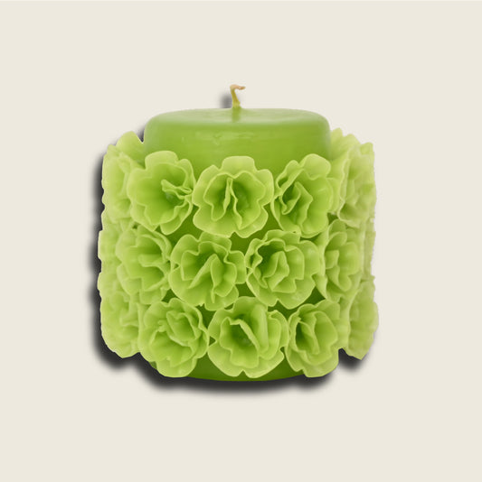 Vela cilíndrica con flores / verde limón