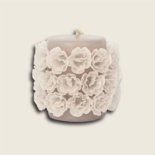 Vela cilíndrica con flores / gris