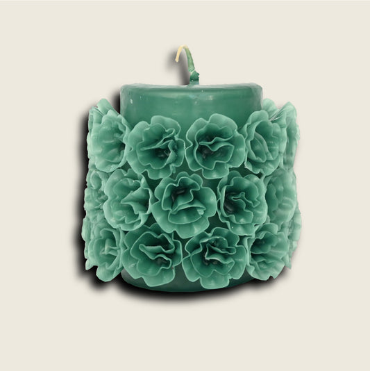 Vela cilíndrica con flores / verde bandera
